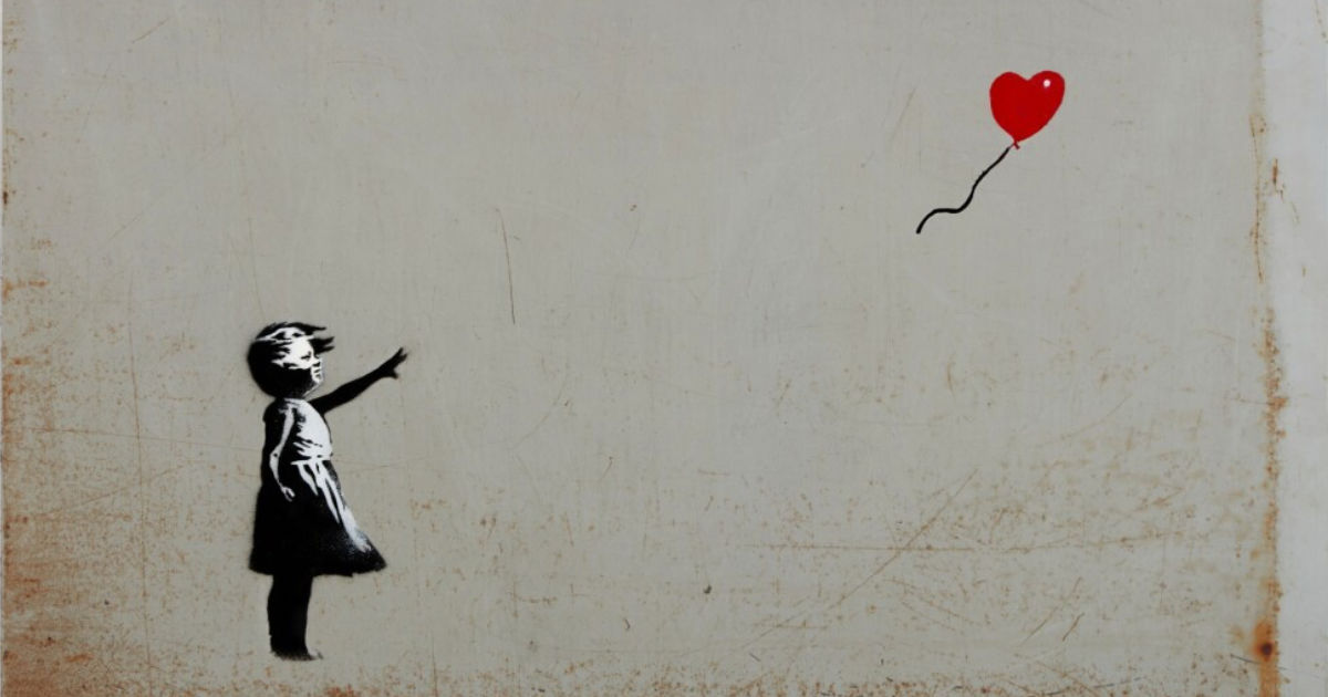 Meitene atlaiž sirds formas balonu — grafiti uz sienas