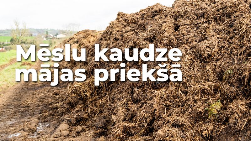 Mēslu kaudze mājas priekšā